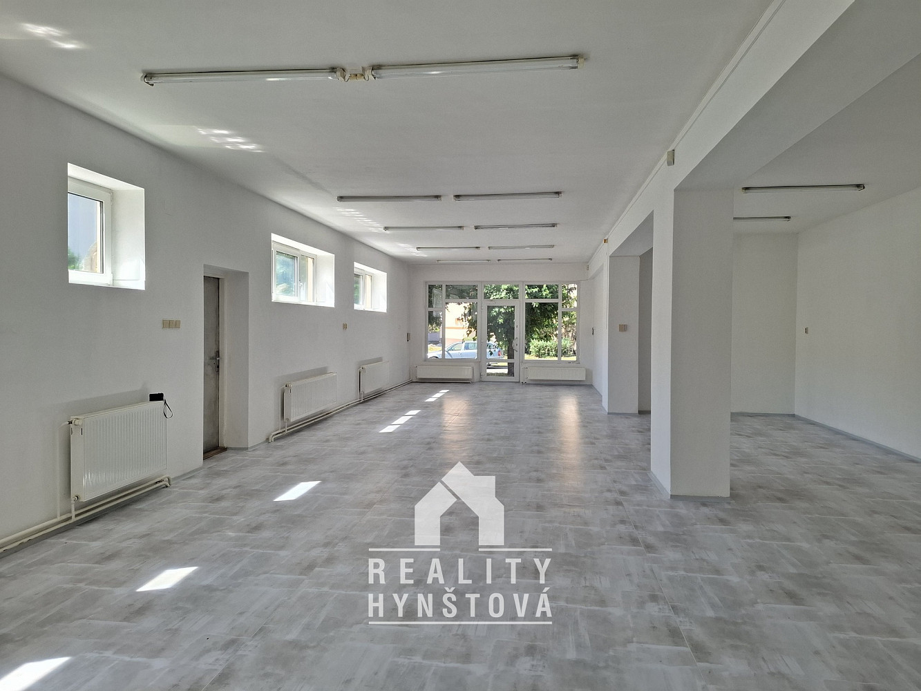 Pronájem obchodních prostor 136 m² – fotografie 2