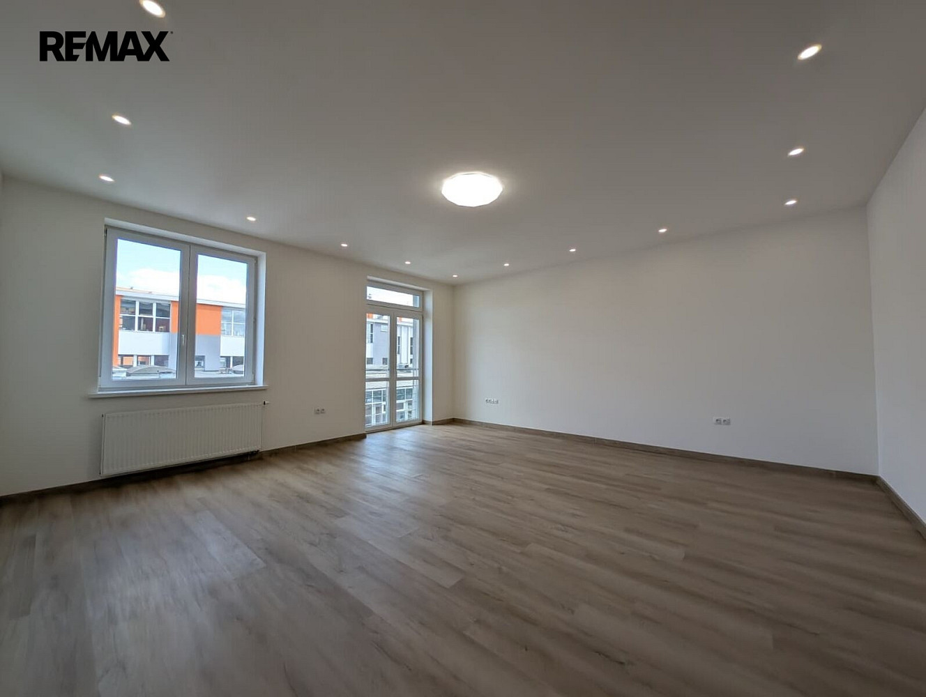 Pronájem bytu 1+kk 55 m² – fotografie 3