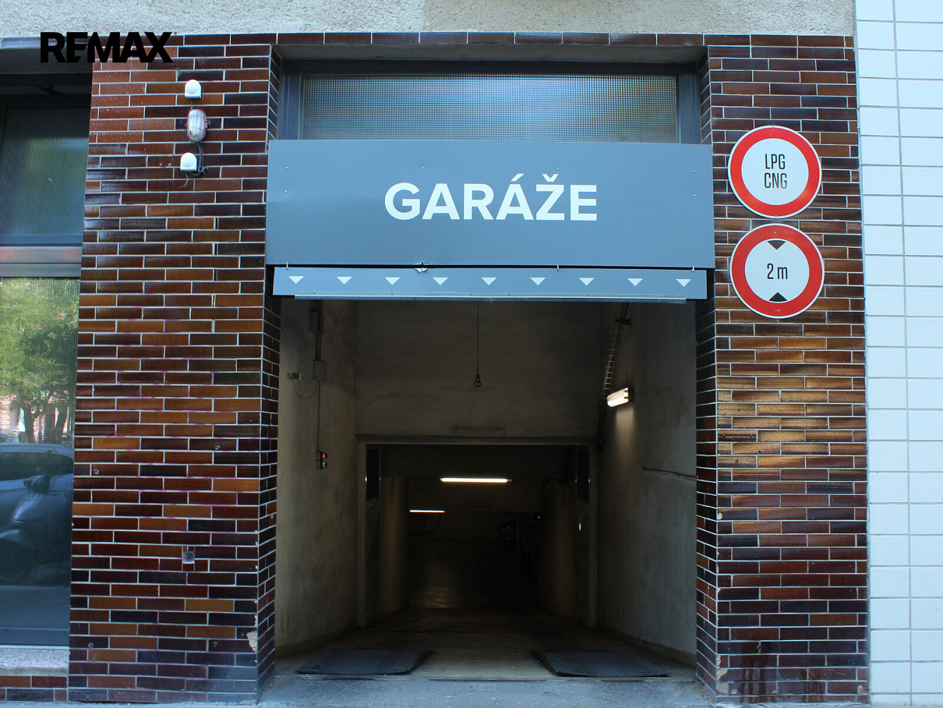 Garážové stání na Praze 7, 12m2