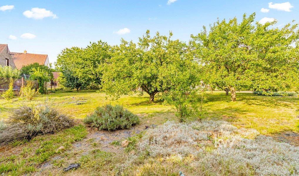 Prodej stavebního pozemku 1 485 m², Kněževes – fotka 1 z 31