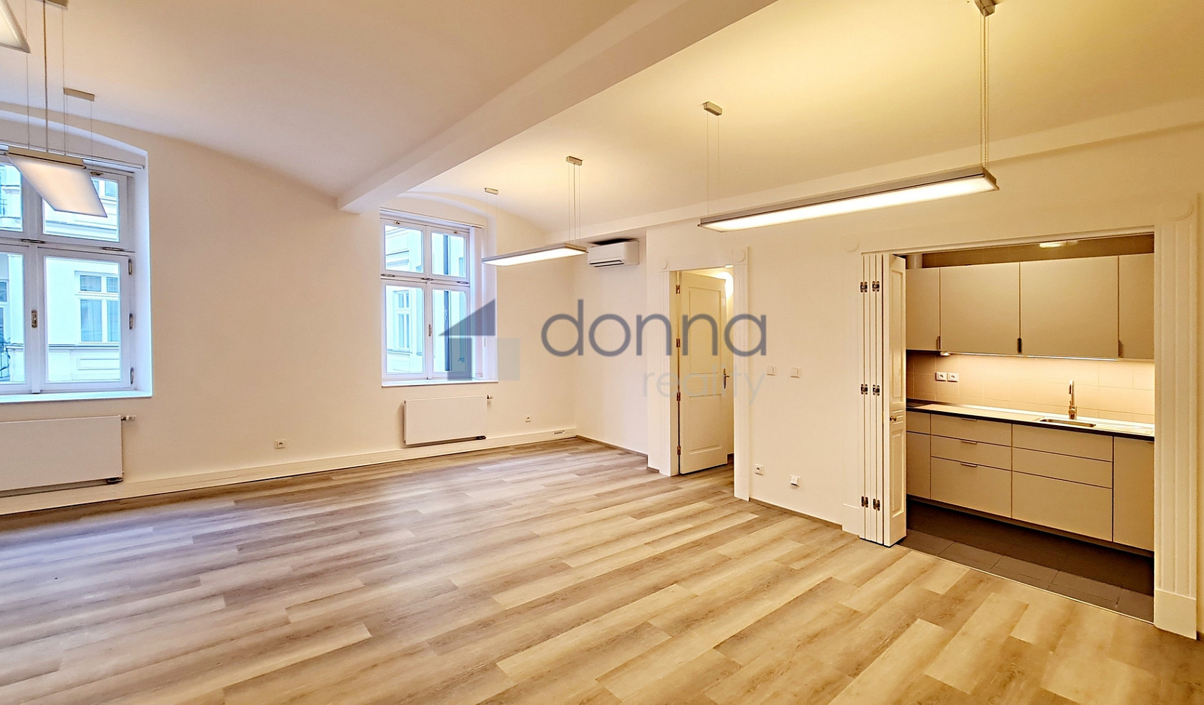 Pronájem kanceláře 466 m²