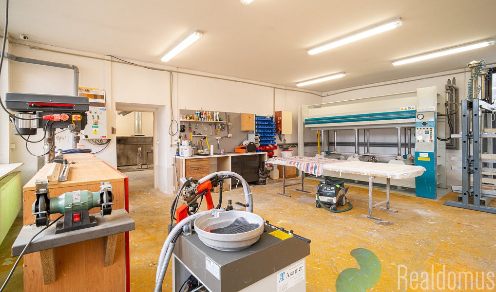 Prodej výrobních prostor 1 075 m², Babice – náhled fotky 17