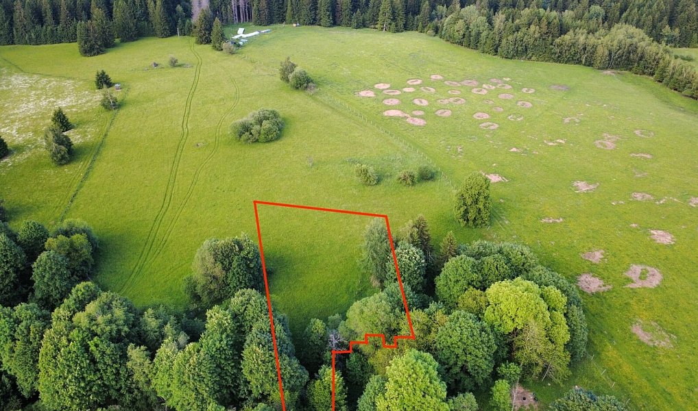 Prodej stavebního pozemku 2 281 m², Lesná – náhled fotky 2