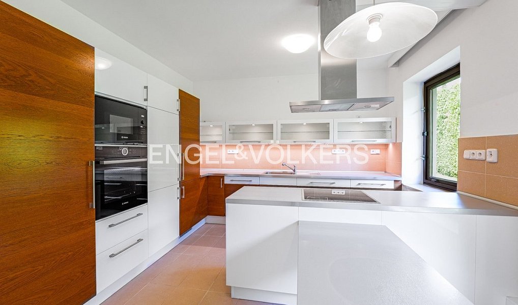 Pronájem domu 417 m² s pozemkem 1 000 m², Praha – náhled fotky 3