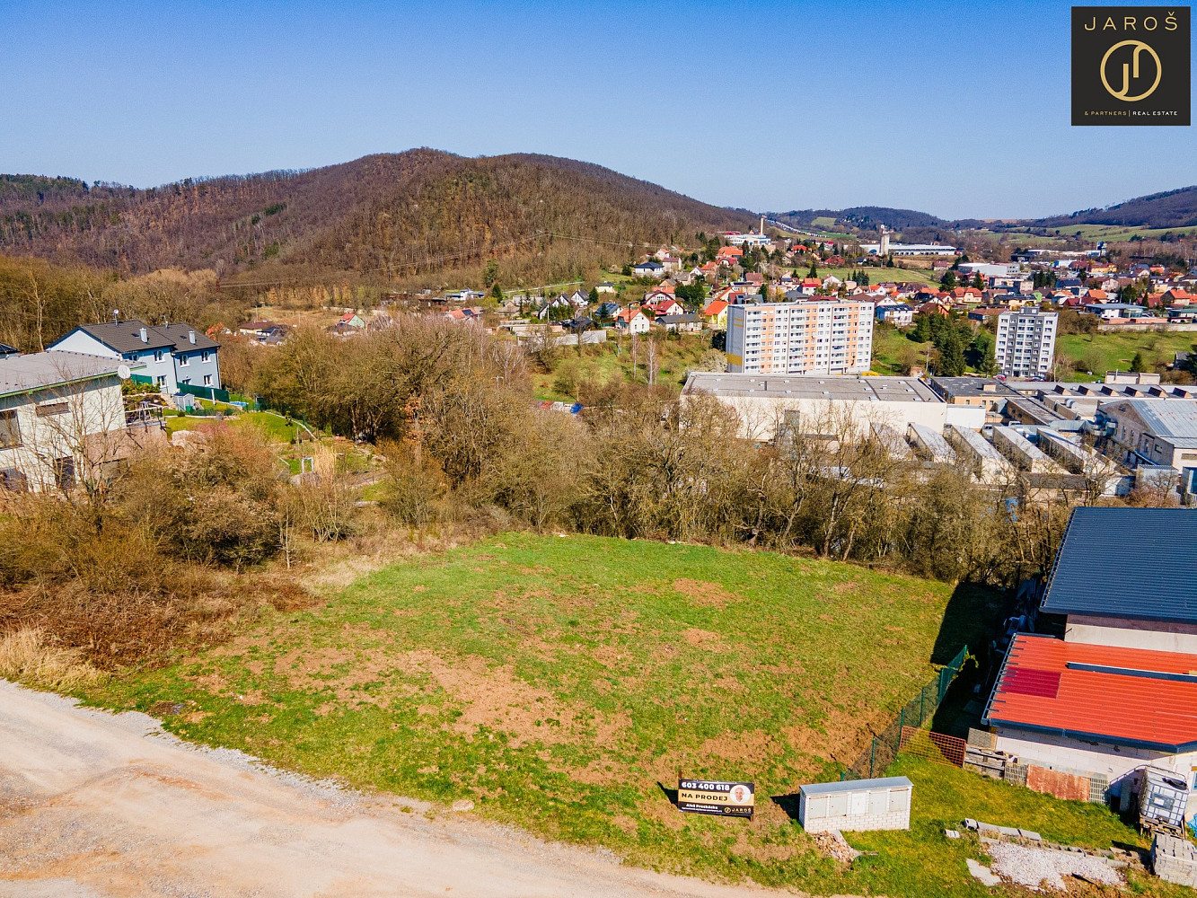 Prodej stavebního pozemku 915 m² – fotografie 2