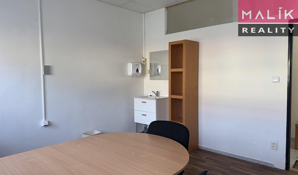Pronájem kanceláře 12 m², Ostrov – náhled fotky 3