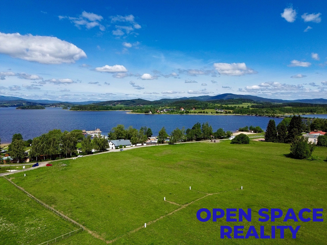Prodej stavebního pozemku 946 m² – pohled 2
