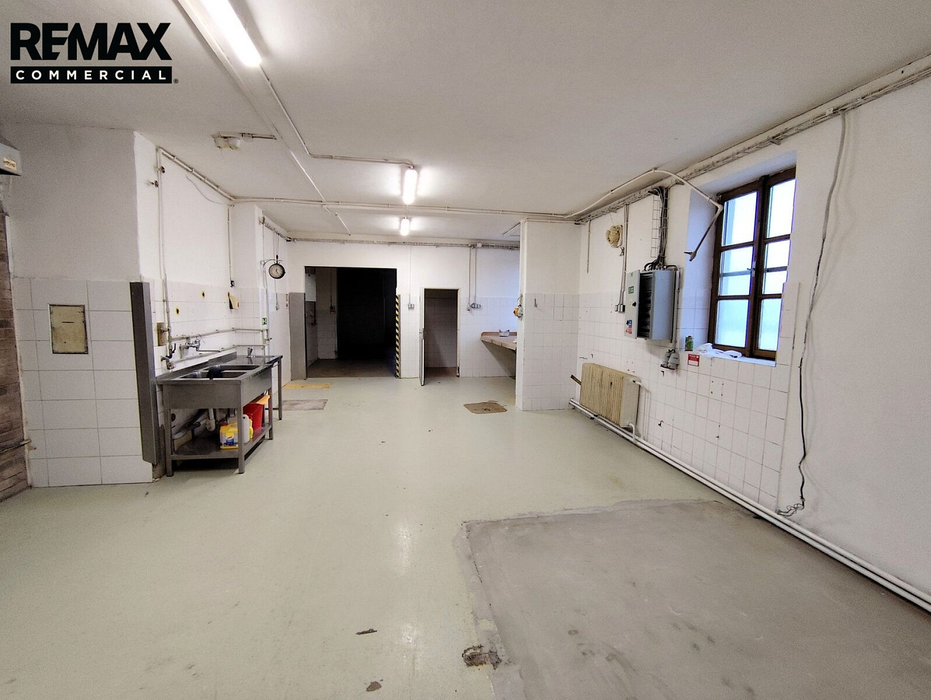 Pronájem obchodních prostor 159 m² – fotografie 2