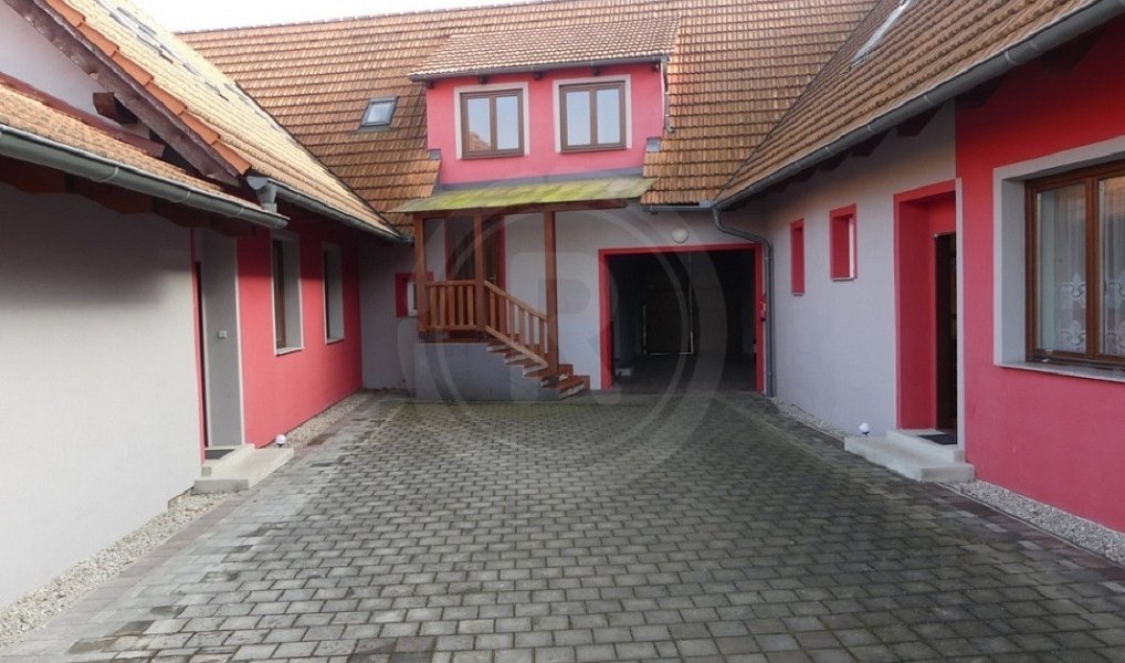 Prodej nájemního domu, činžáku 450 m², Pištín – fotka 1 z 32