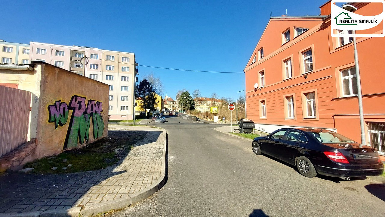 Prodej zděné garáže na vlastním pozemku centrum chebu uzavřený areál — photo 5