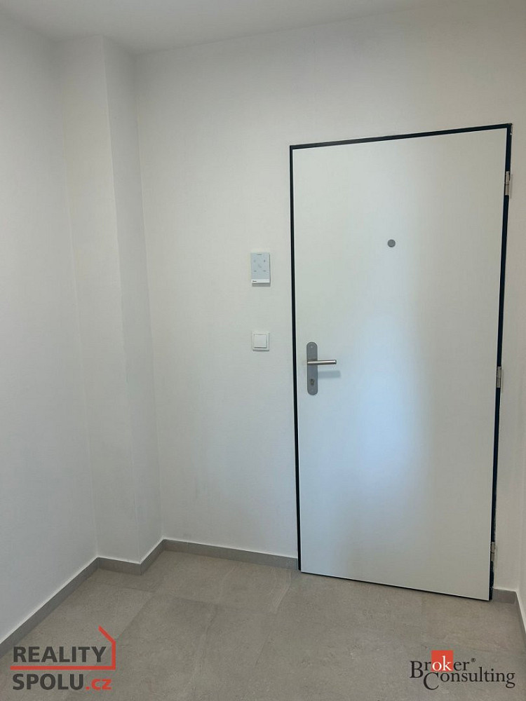 Pronájem bytu 1+kk 28 m² — photo 2