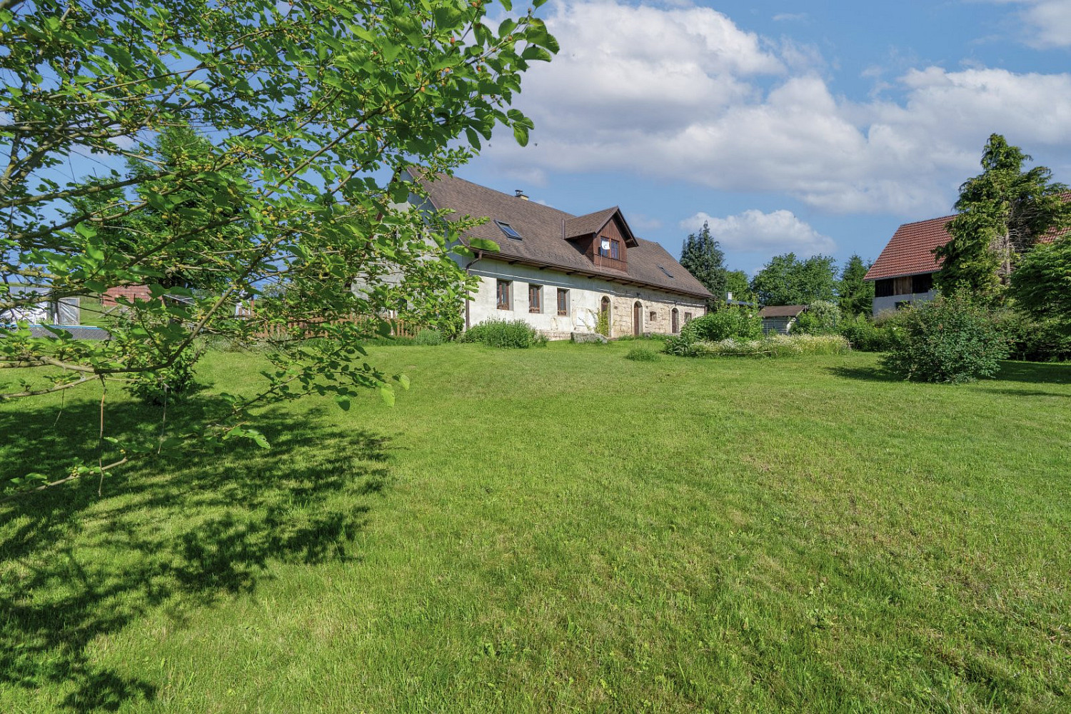 Prodej domu 240 m² s pozemkem 3 820 m² – pohled 2