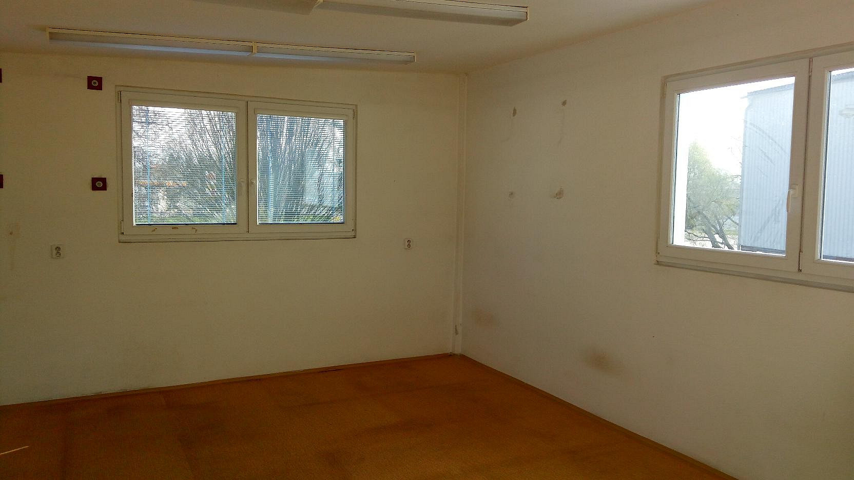 Pronájem kanceláře 652 m² – fotografie 3