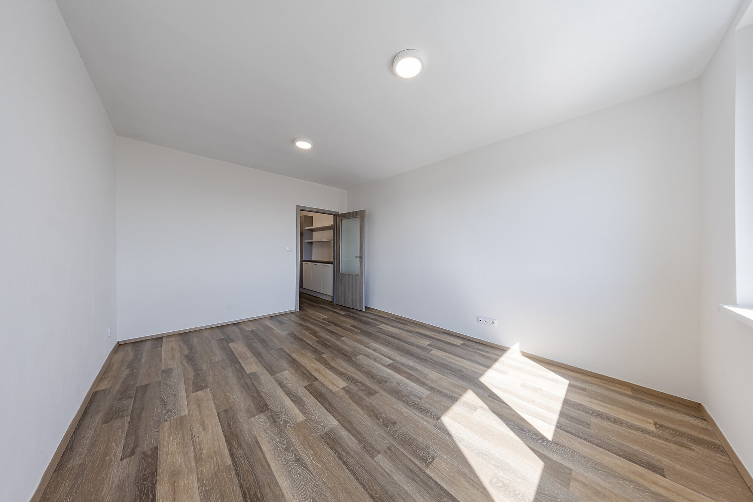 Pronájem bytu 1+kk 27 m² – fotografie 3