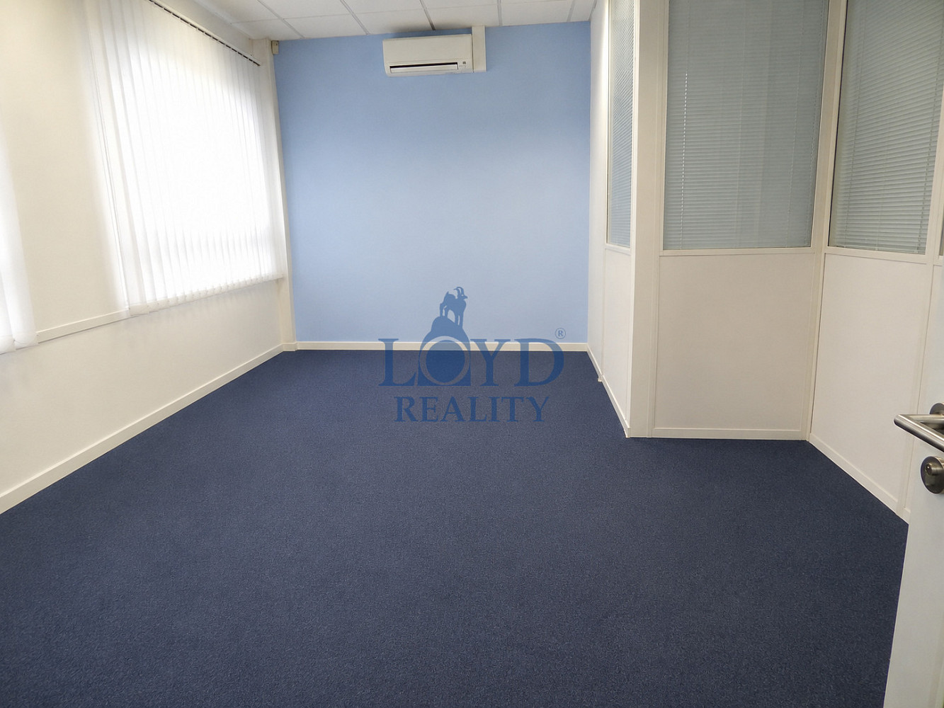 Pronájem kanceláře 274 m² — photo 3