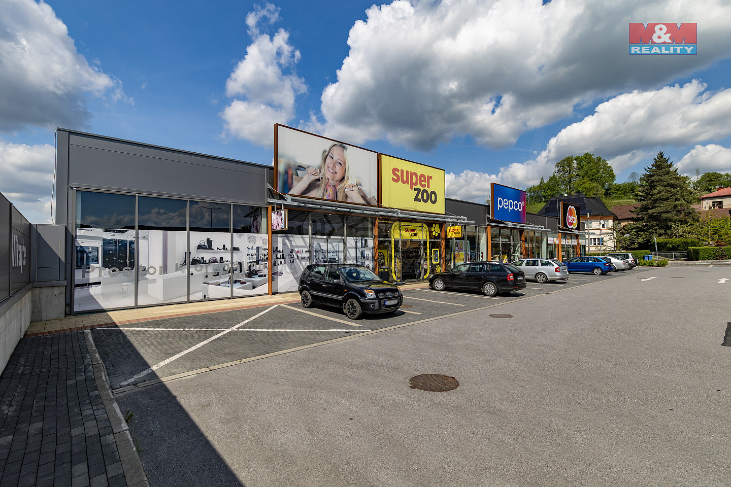 Pronájem obchodních prostor 300 m²