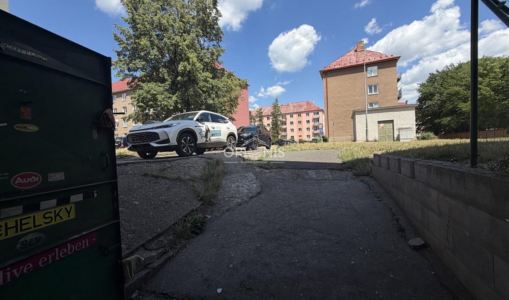 Garáž pro tři auta 52,9 m2 Elektřina, voda, okna, Jirkov – náhled fotky 5