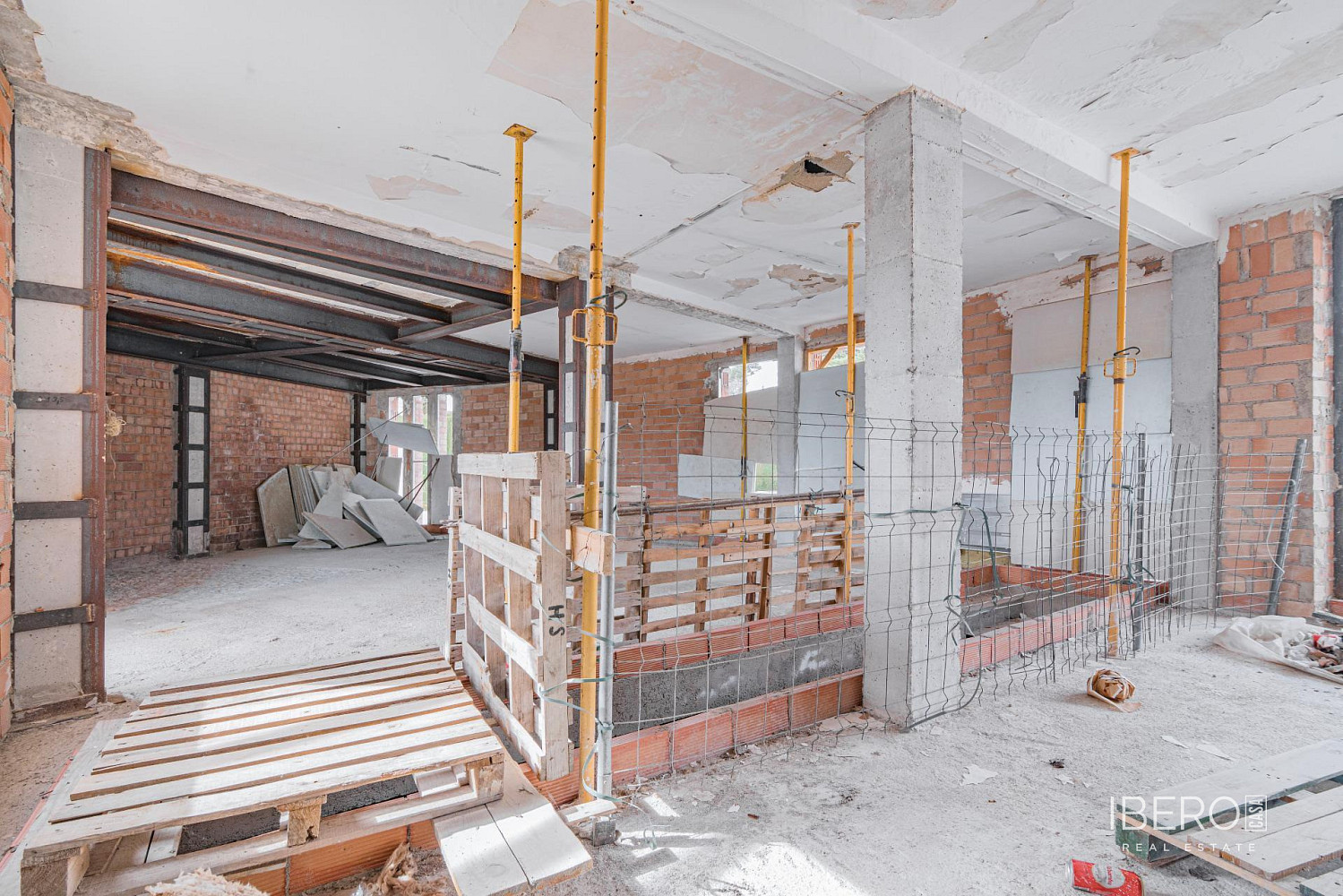 Prodej domu 333 m² s pozemkem 140 m² - Más