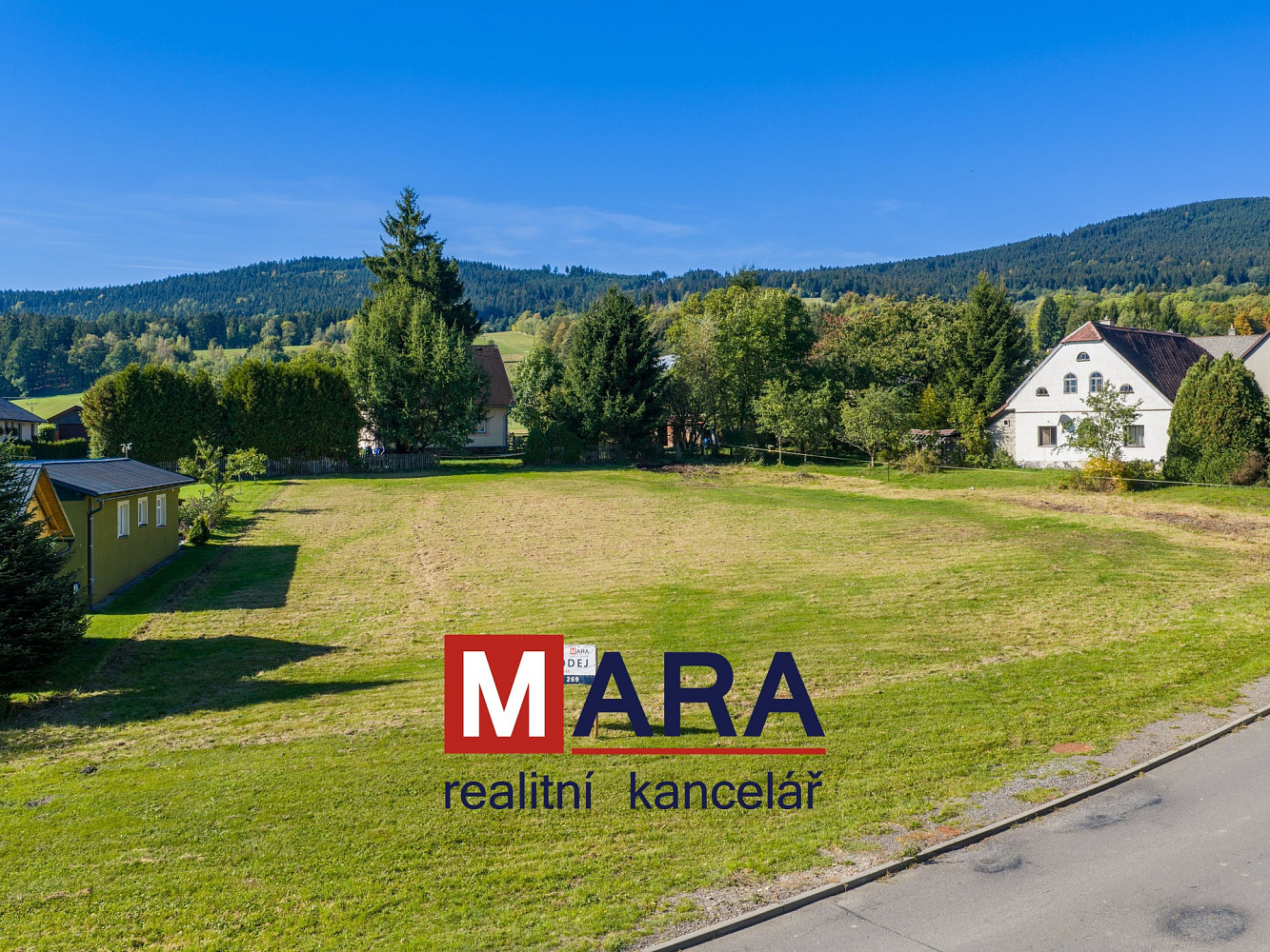 Prodej stavebního pozemku 2 352 m²