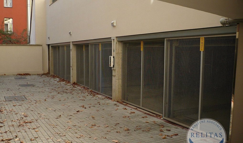 Garážové stání blízko centra Smíchova, Praha – náhled fotky 5