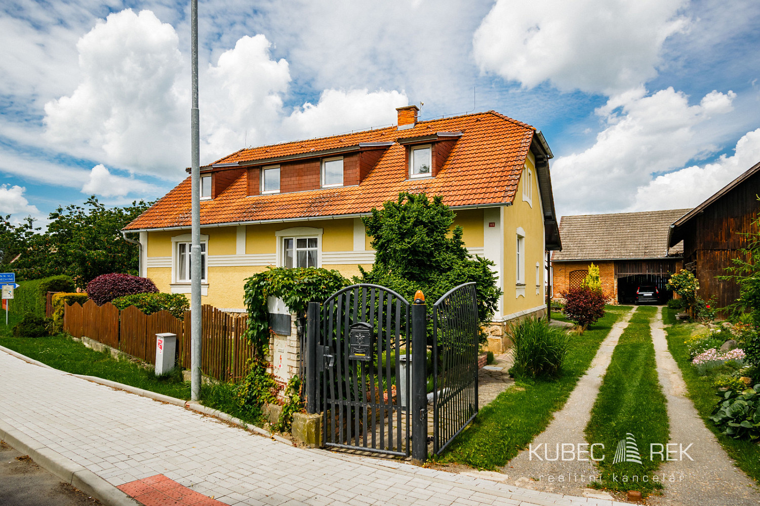Prodej domu 240 m² s pozemkem 1 143 m²