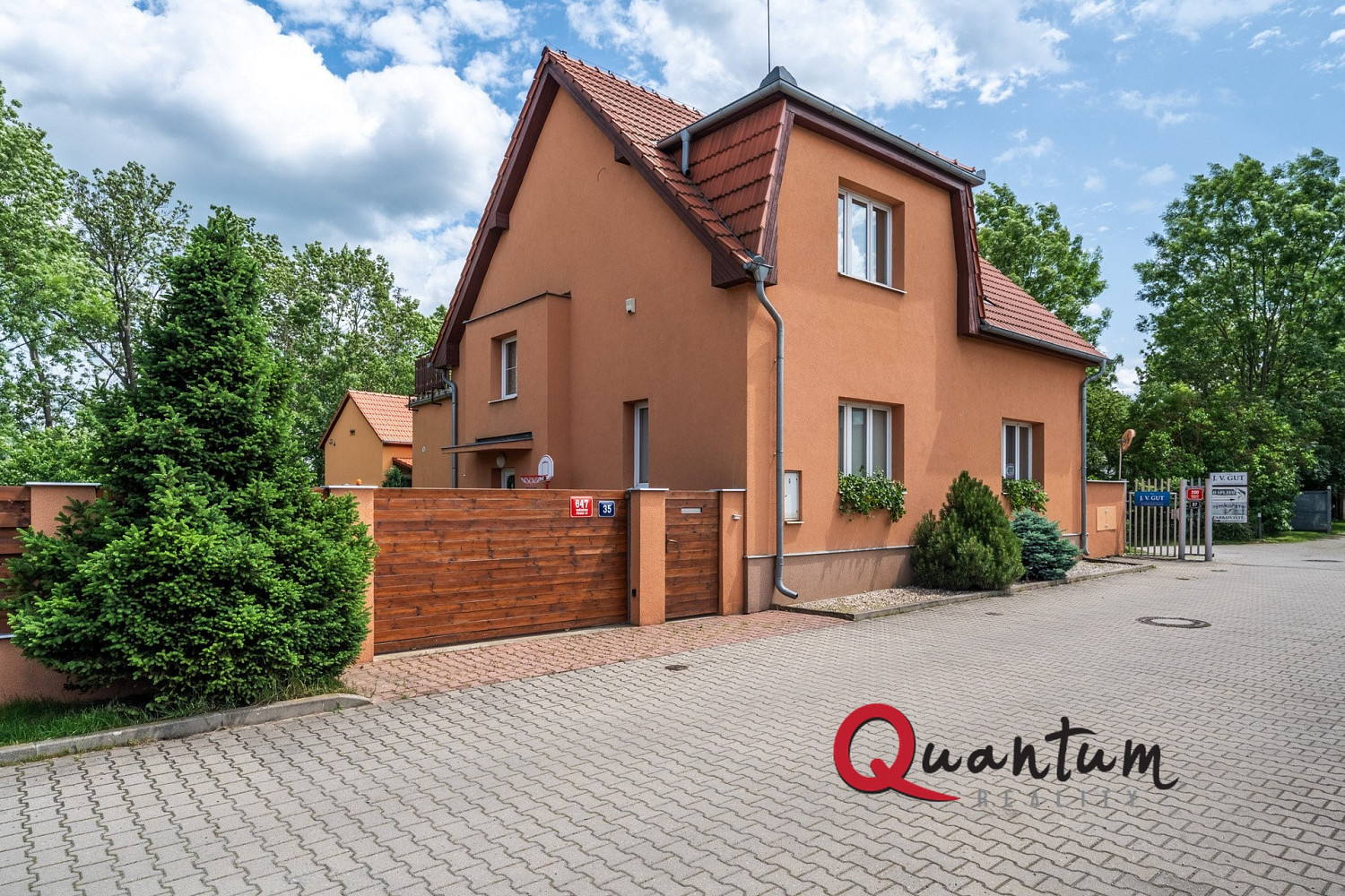 Prodej domu 279 m² s pozemkem 766 m² — photo 2