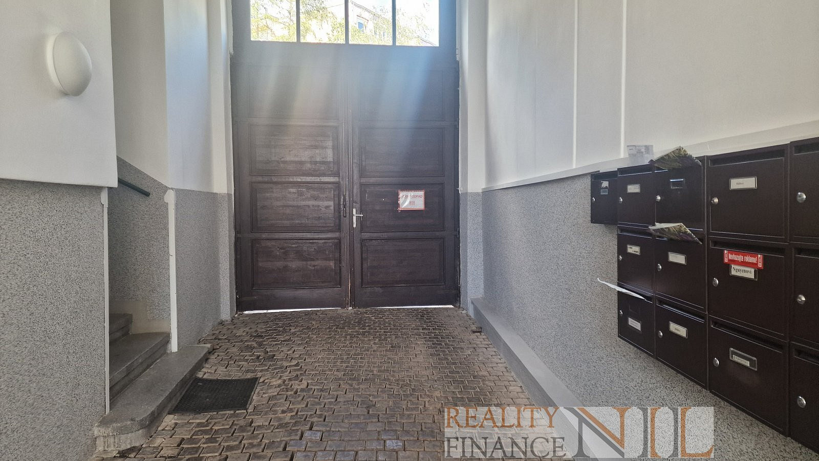 Nabízíme k prodeji pěknou prostornou garáž — photo 4