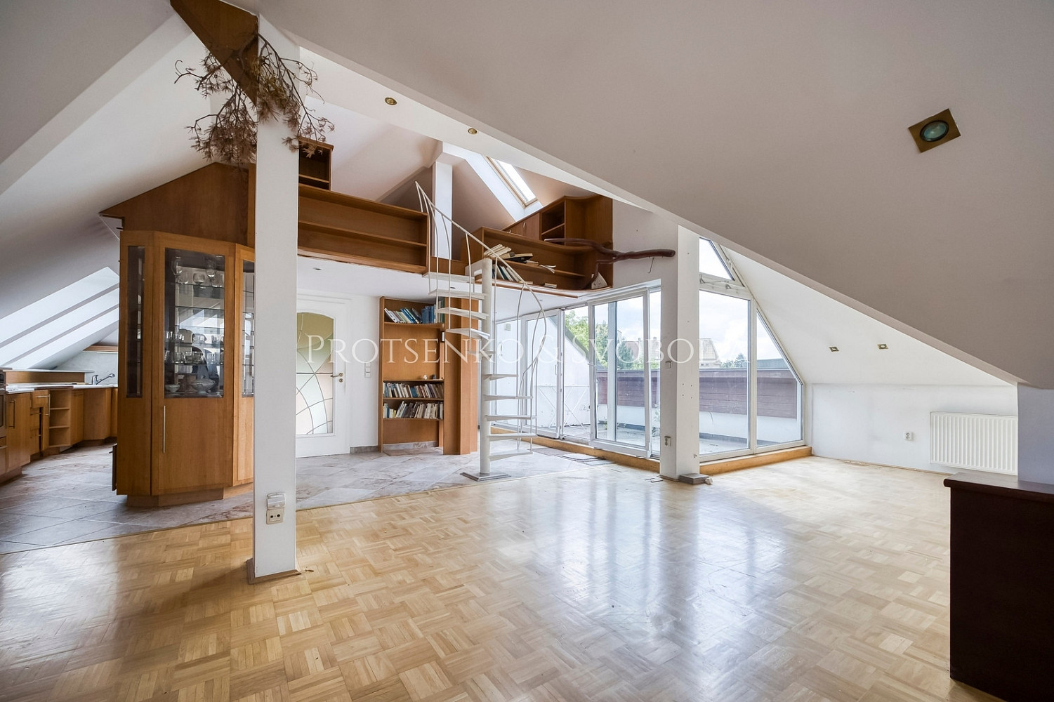 Prodej domu 660 m² s pozemkem 784 m² – pohled 2