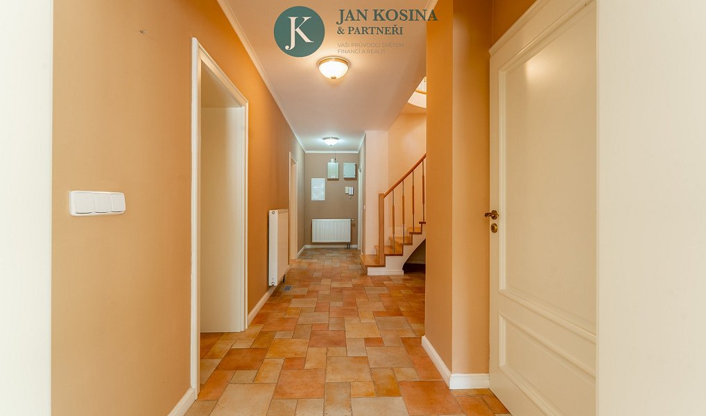 Prodej domu 236 m² s pozemkem 921 m², Mirošovice – náhled fotky 36