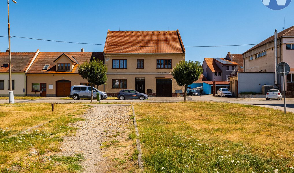 Prodej domu 240 m² s pozemkem 324 m², Netolice – náhled fotky 2