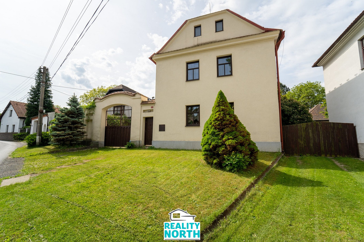 Prodej domu 386 m² s pozemkem 2 232 m²