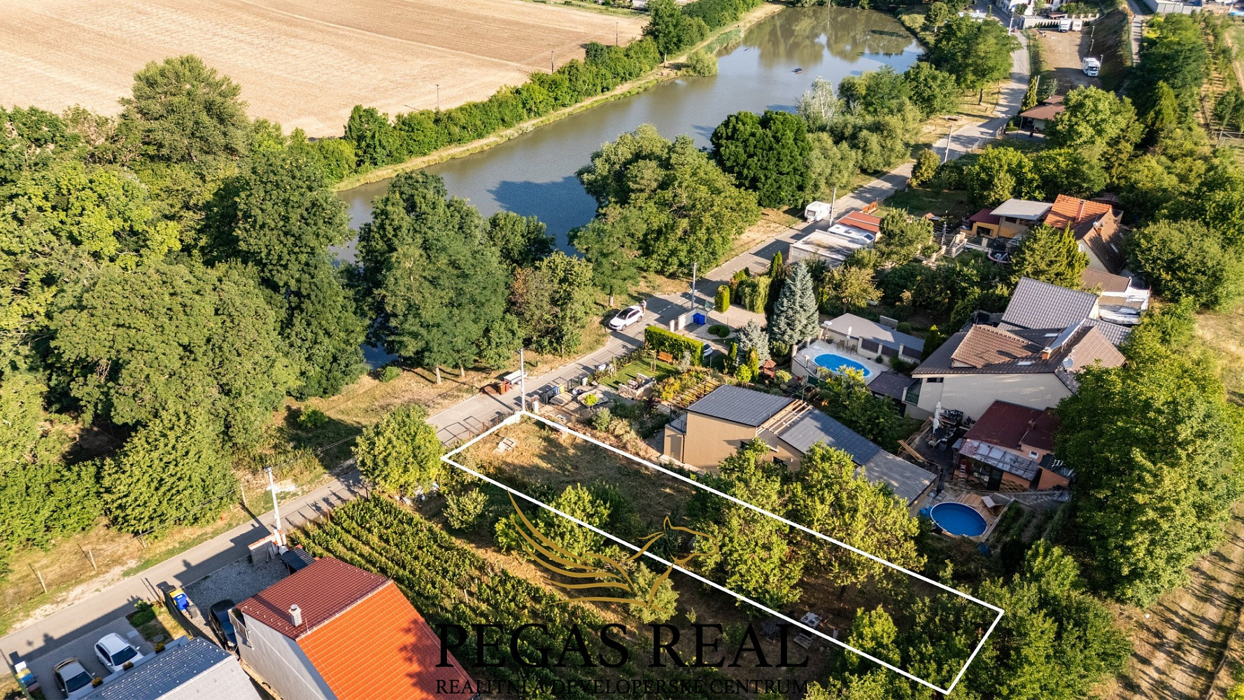 Prodej stavebního pozemku 390 m² – fotografie 3