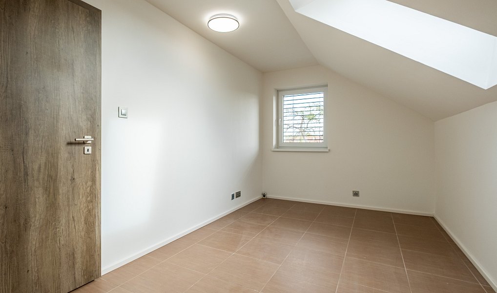 Prodej domu 150 m² s pozemkem 695 m², Staré Jesenčany – náhled fotky 15