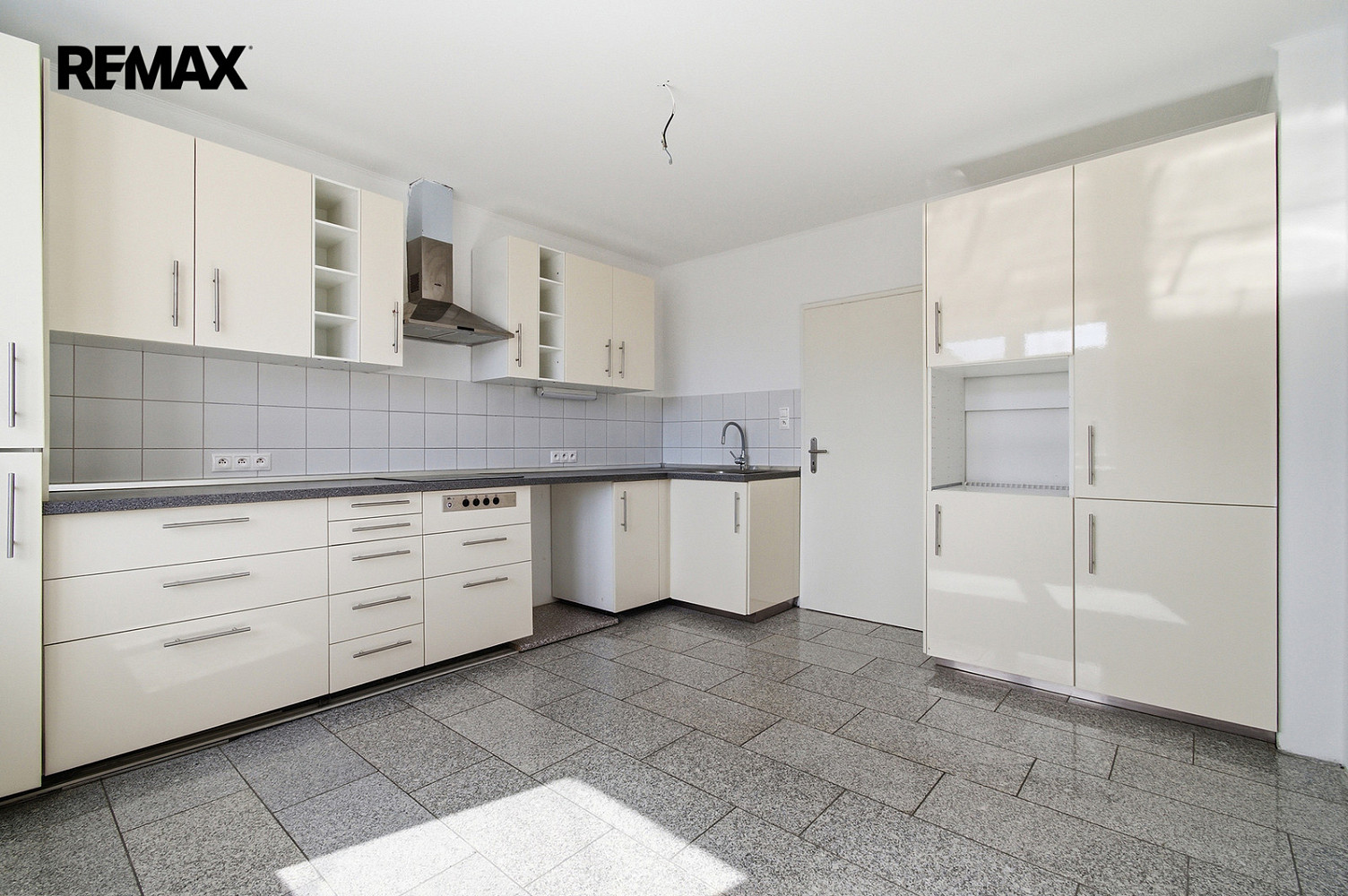 Prodej domu 250 m² s pozemkem 749 m² – pohled 2