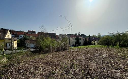 Prodej stavebního pozemku 1 077 m², Lhota, okres Kladno