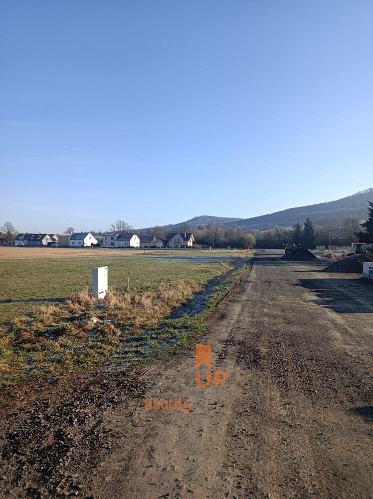 Prodej stavebního pozemku 848 m² – pohled 2
