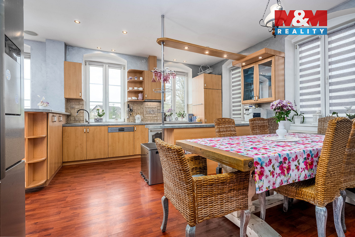 Prodej domu 1 190 m² s pozemkem 4 299 m² — photo 4