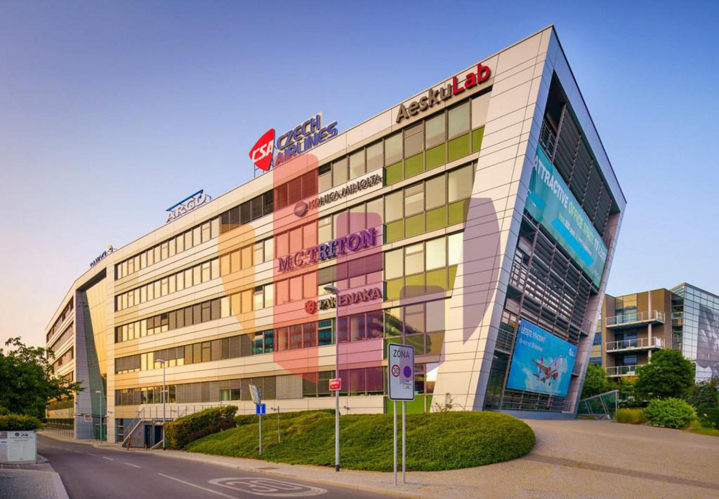 Pronájem kanceláře 300 m²