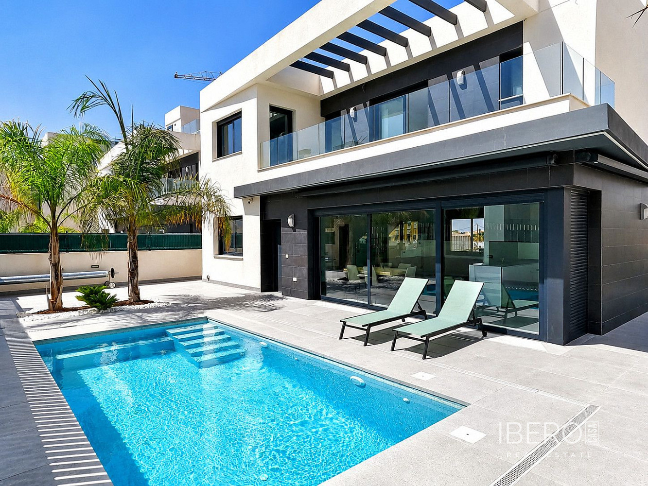Prodej domu 200 m² s pozemkem 200 m²
