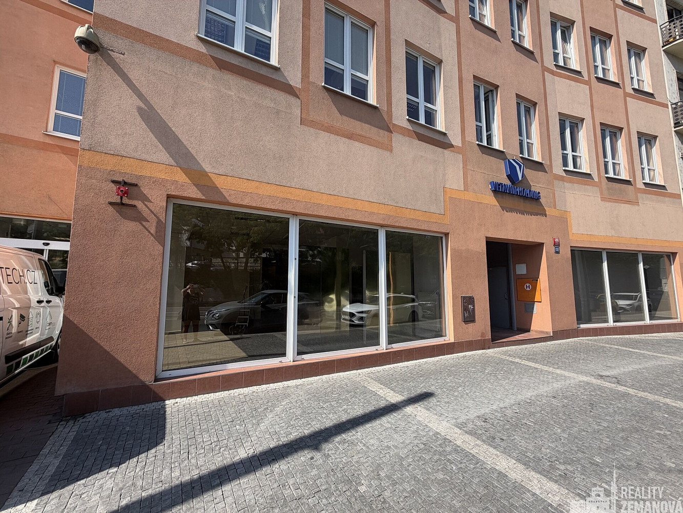 Pronájem obchodních prostor 323 m²