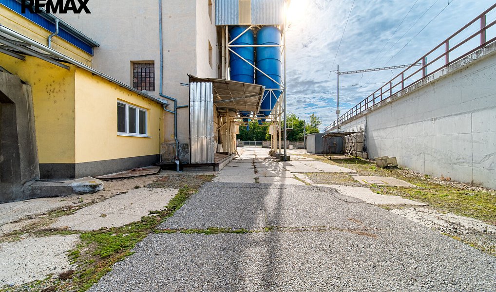 Prodej výrobních prostor 4 050 m², Pouzdřany – náhled fotky 30