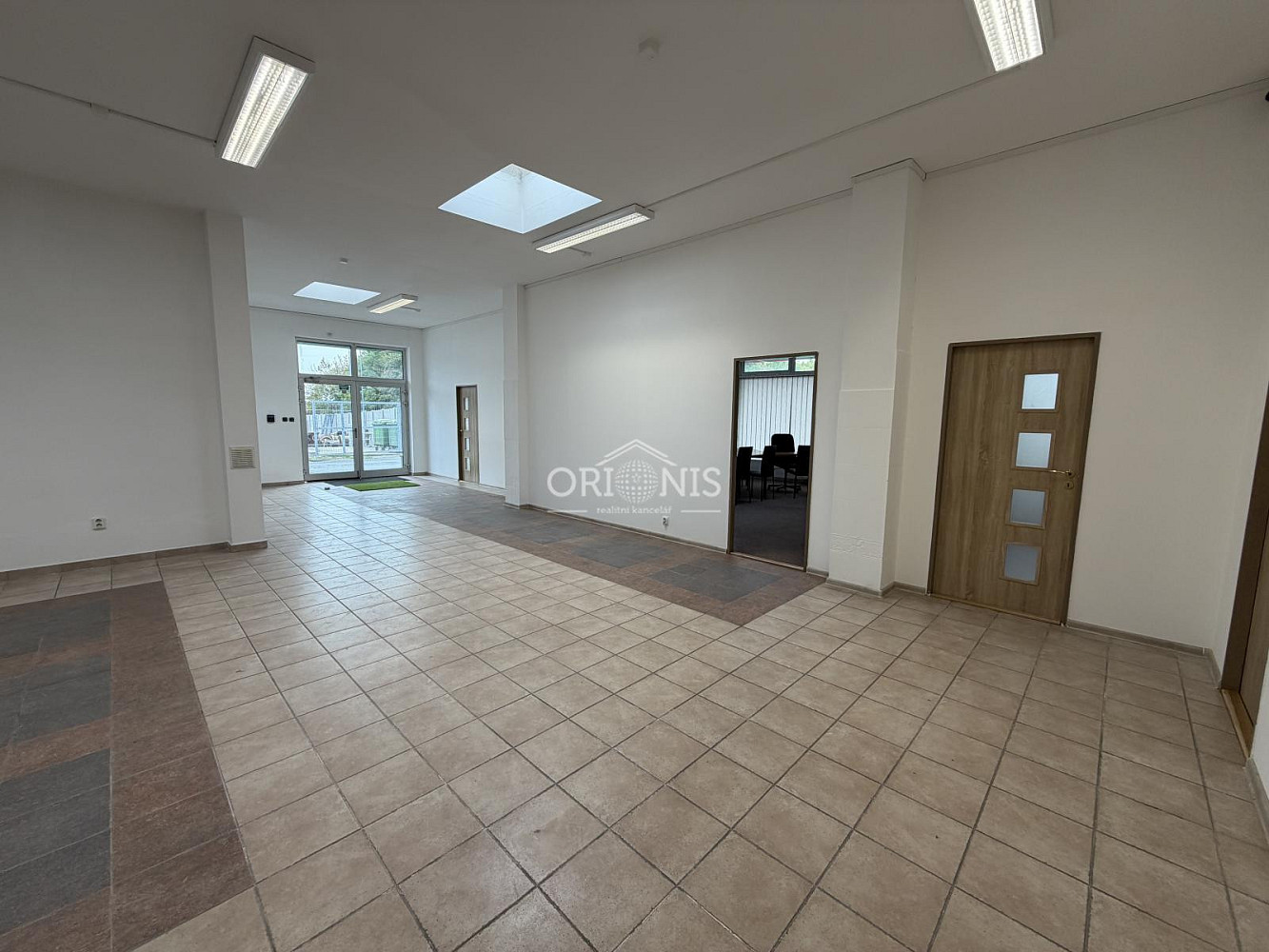 Pronájem obchodních prostor 217 m² – fotografie 2