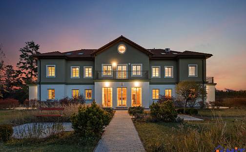 Prodej domu 743 m² s pozemkem 195 432 m², Stranný, okres Benešov