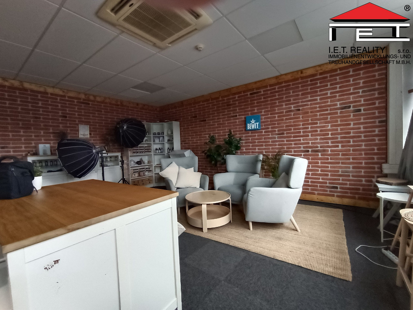 Pronájem skladovacích prostor 2 694 m² – fotografie 2