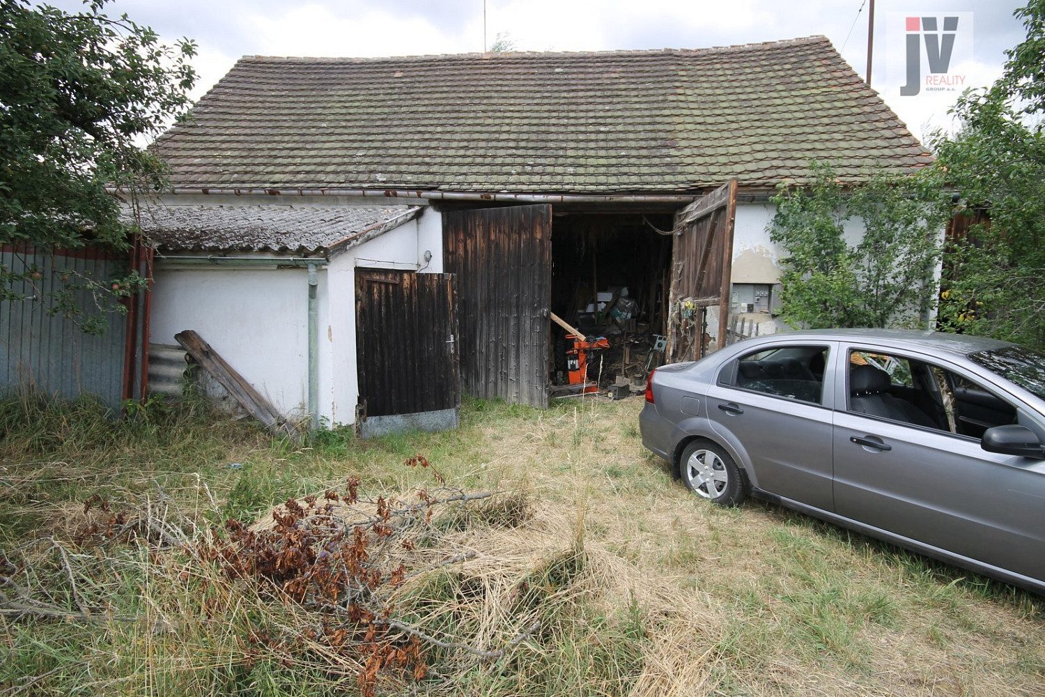 Prodej stodoly 160 m2 a garáže 18 m2, okr. Klatovy