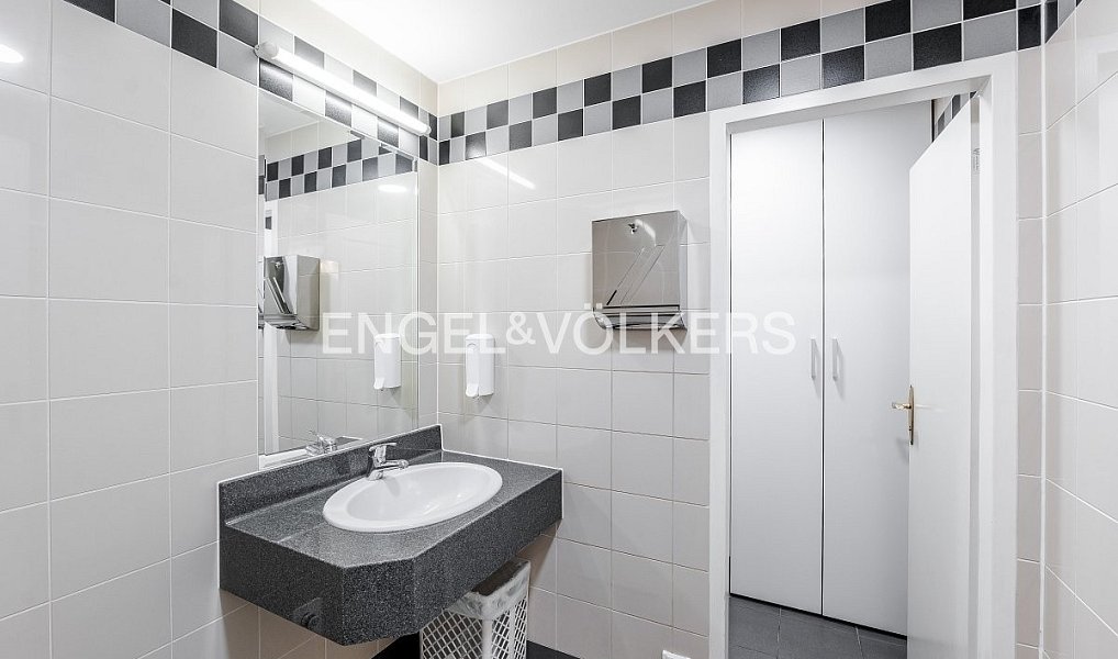Pronájem bytu 5+1 156 m², Praha – náhled fotky 8