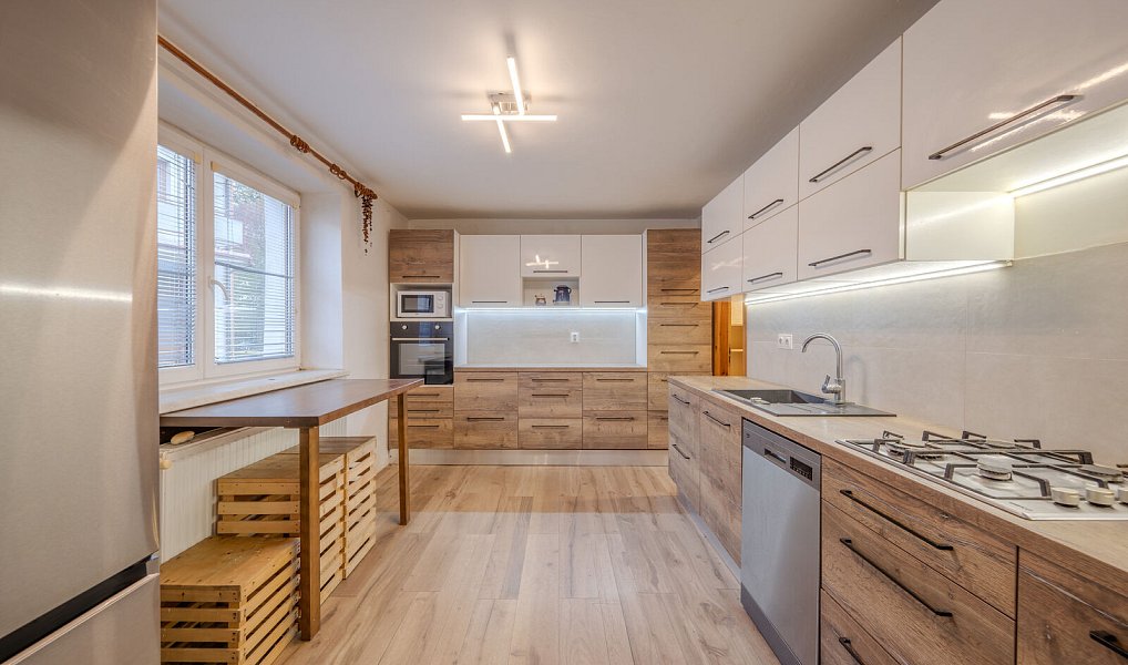 Prodej domu 182 m² s pozemkem 442 m², Komňa – náhled fotky 2