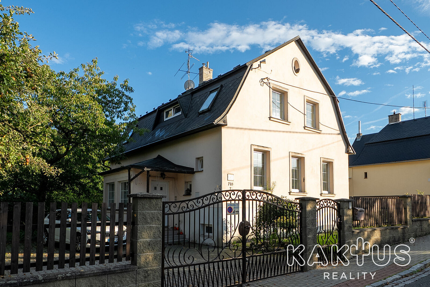 Prodej domu 193 m² s pozemkem 1 242 m²
