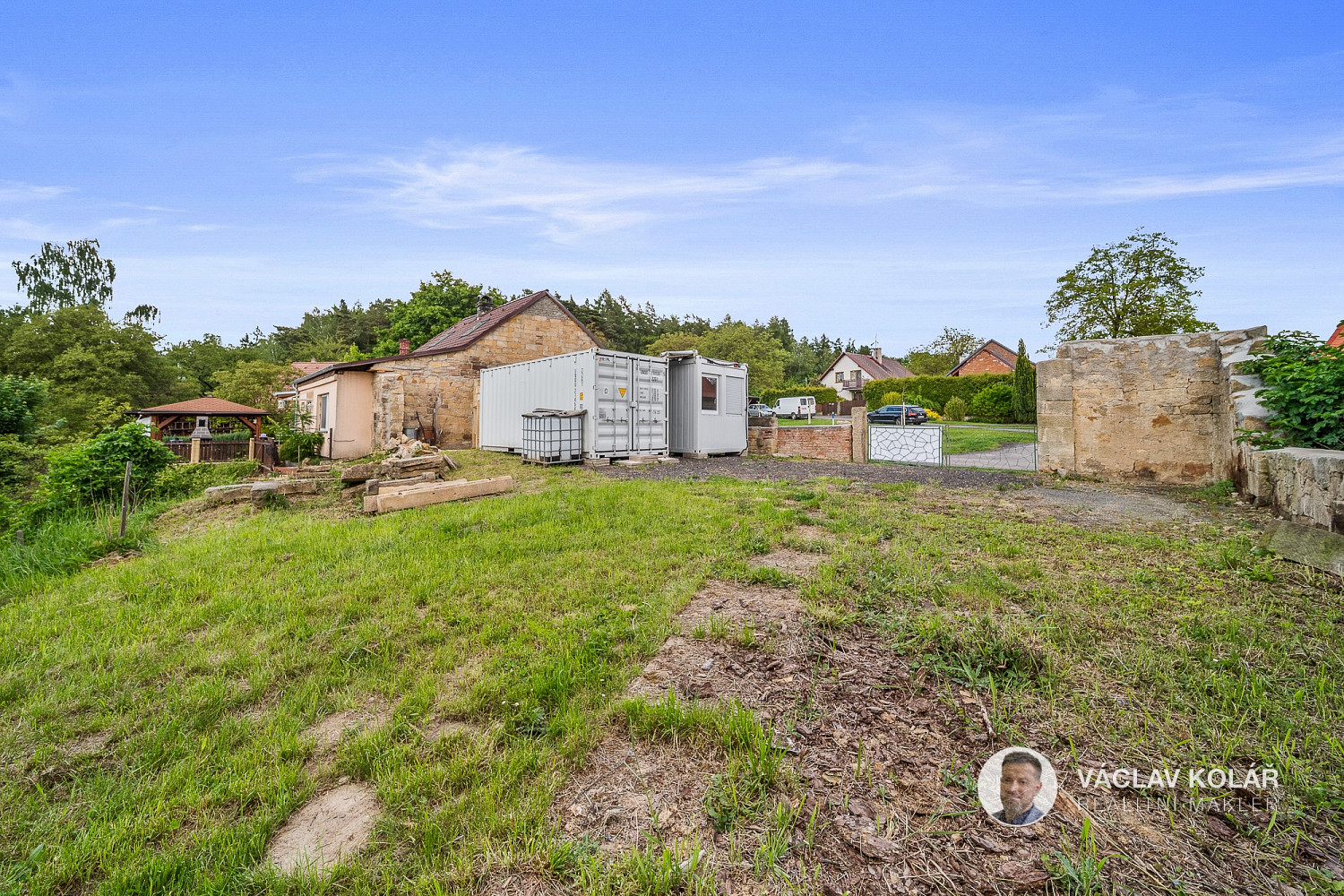 Prodej stavebního pozemku 1 805 m² – fotografie 2
