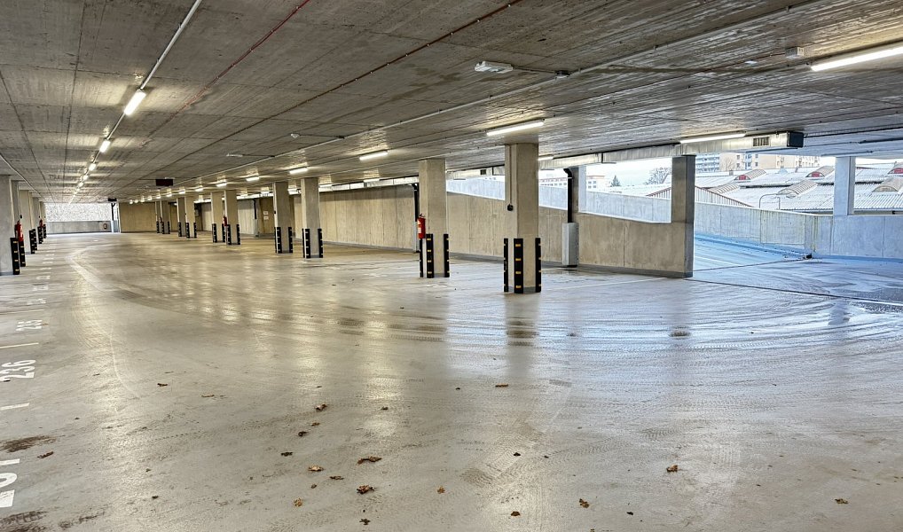 Pronájem krytého parkovacího stání v novostavbě bytového domu, Pardubice – náhled fotky 2